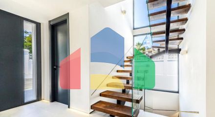 Эта невероятно красивая вилла была только что полностью отремонтирована в современном стиле и расположена в Новой Андалусии. Эта невероятно красивая вилла была только что полностью отремонтирована в современном стиле и расположена в Новой Андалусии.