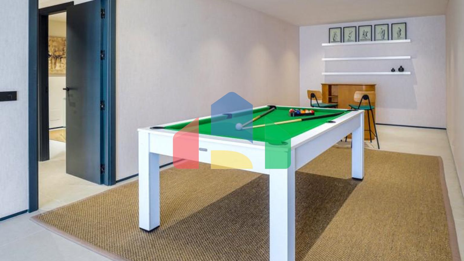 Эта невероятно красивая вилла была только что полностью отремонтирована в современном стиле и расположена в Новой Андалусии.