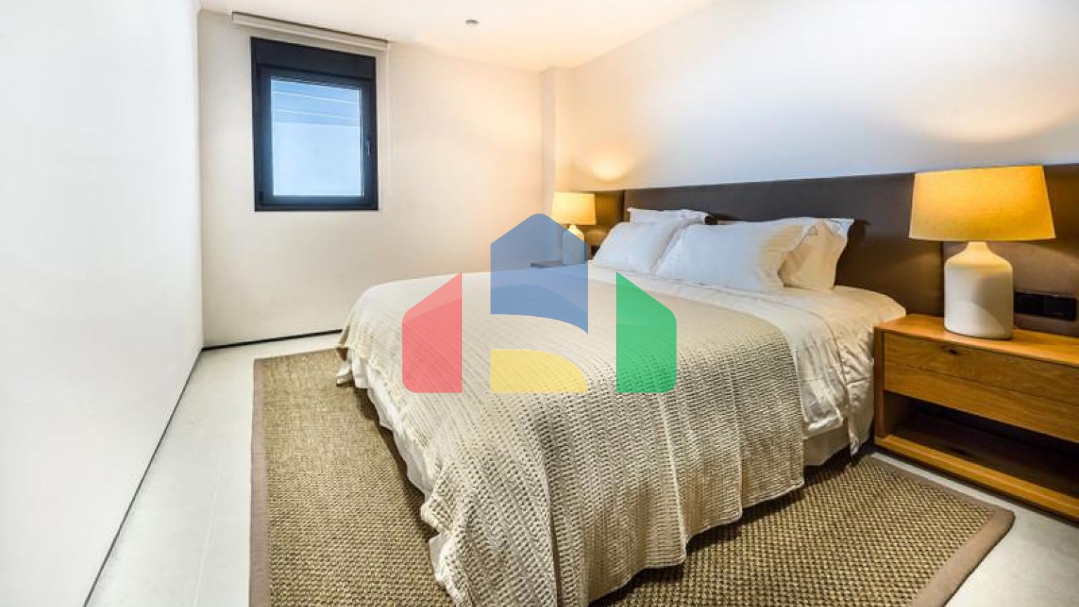 Эта невероятно красивая вилла была только что полностью отремонтирована в современном стиле и расположена в Новой Андалусии.