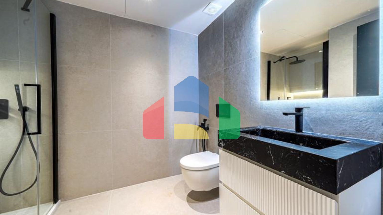 Эта невероятно красивая вилла была только что полностью отремонтирована в современном стиле и расположена в Новой Андалусии.