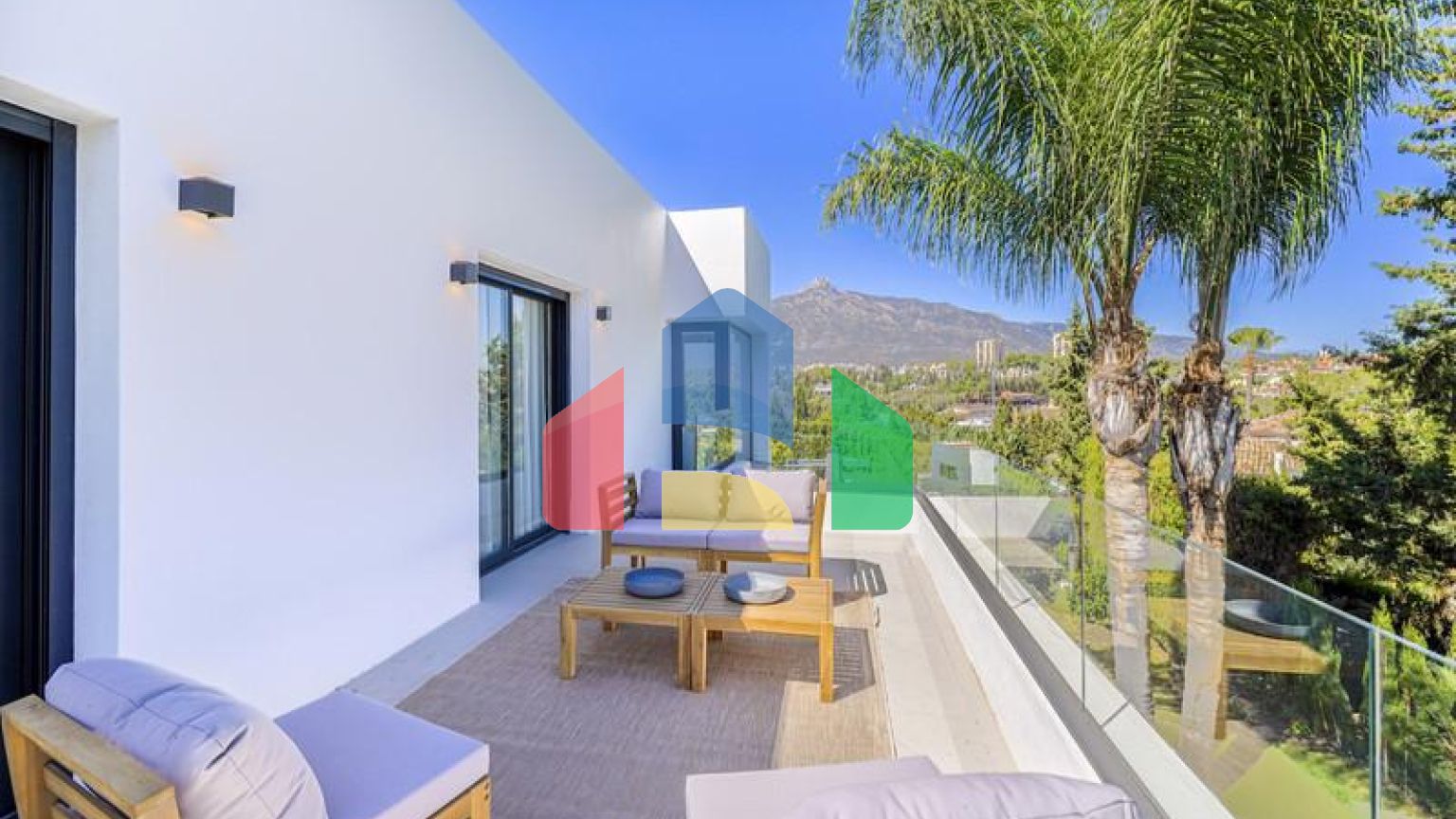 Эта невероятно красивая вилла была только что полностью отремонтирована в современном стиле и расположена в Новой Андалусии.