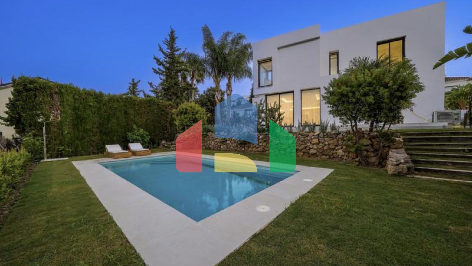 Эта невероятно красивая вилла была только что полностью отремонтирована в современном стиле и расположена в Новой Андалусии.