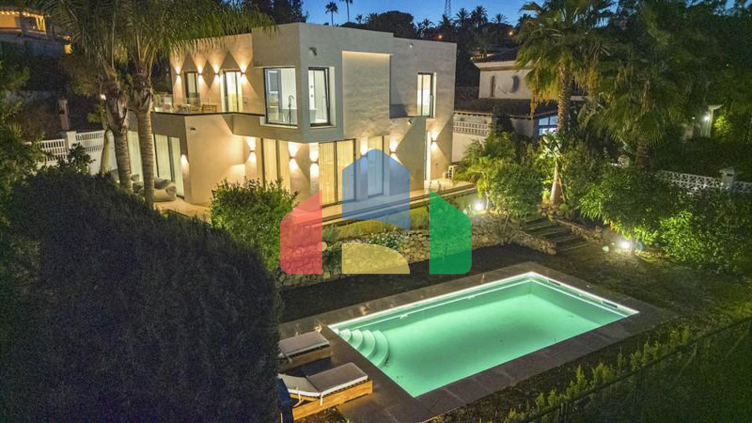 Эта невероятно красивая вилла была только что полностью отремонтирована в современном стиле и расположена в Новой Андалусии.