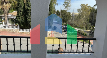 Привлекательный таунхаус с террасой рядом с пляжем и гольф-полем в Торрекебрада, Бенальмадена