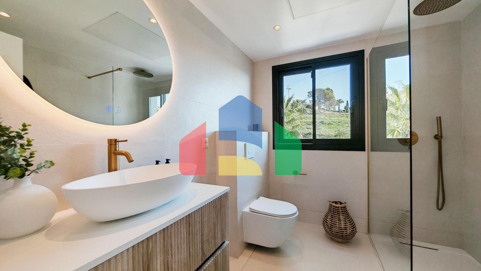 Роскошная вилла на продажу в Бенальмадене с панорамным видом на море