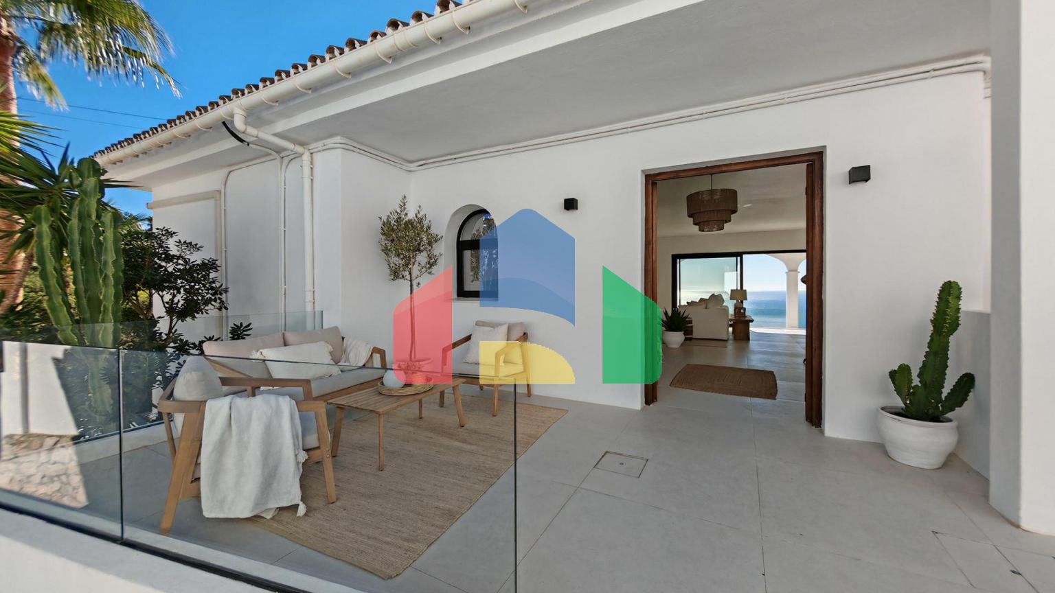 Роскошная вилла на продажу в Бенальмадене с панорамным видом на море