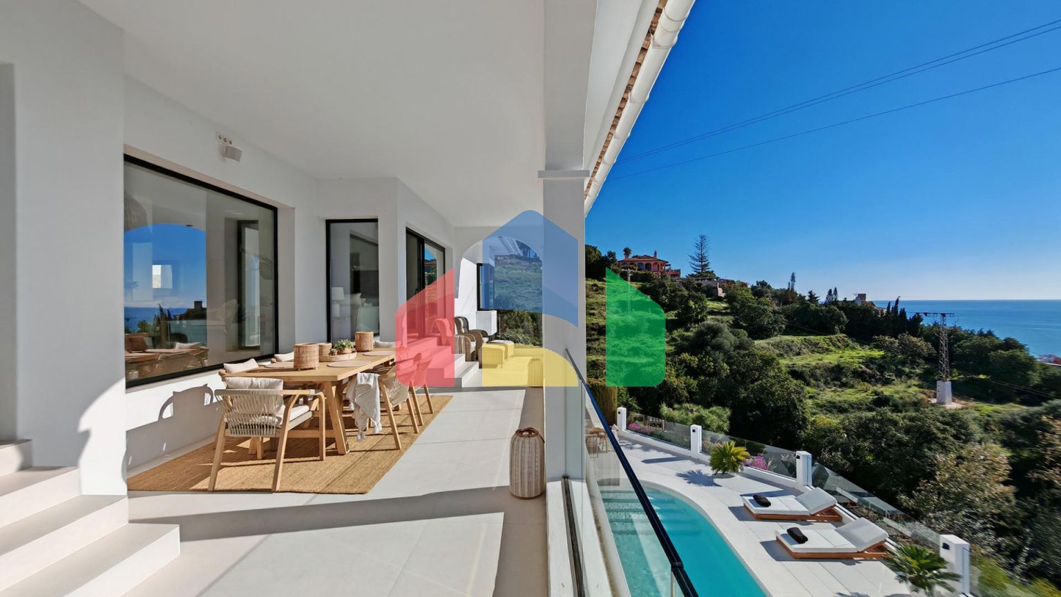 Роскошная вилла на продажу в Бенальмадене с панорамным видом на море