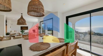 Роскошная вилла на продажу в Бенальмадене с панорамным видом на море