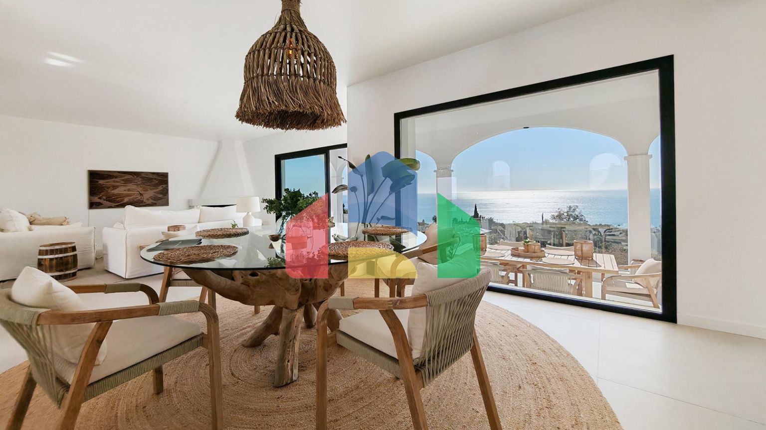 Роскошная вилла на продажу в Бенальмадене с панорамным видом на море