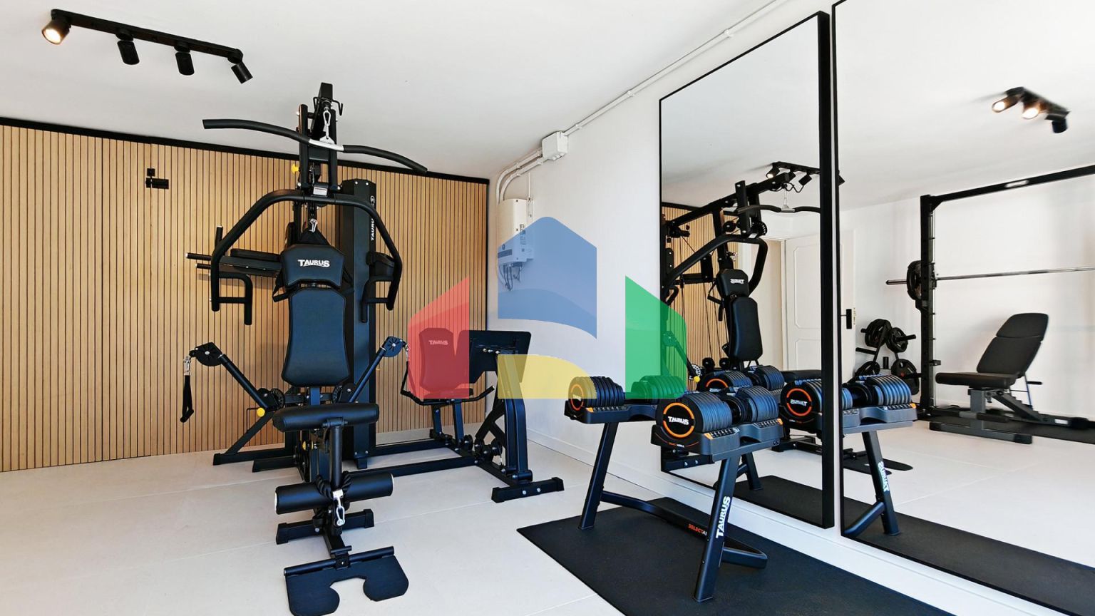 Роскошная вилла на продажу в Бенальмадене с панорамным видом на море