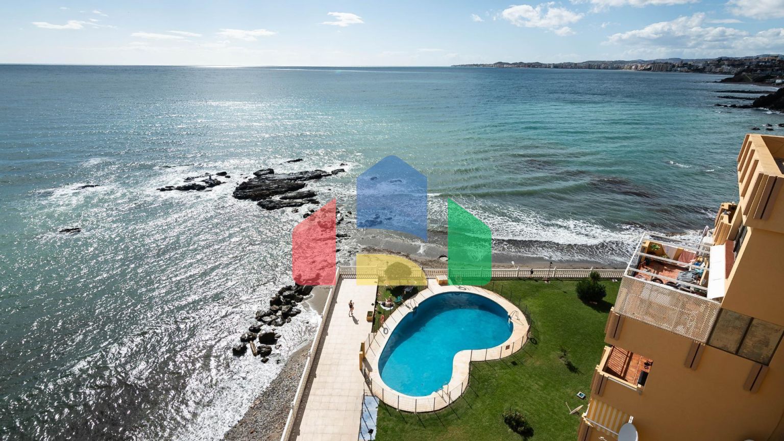 Дуплекс с панорамным видом на море в Бенальмадене