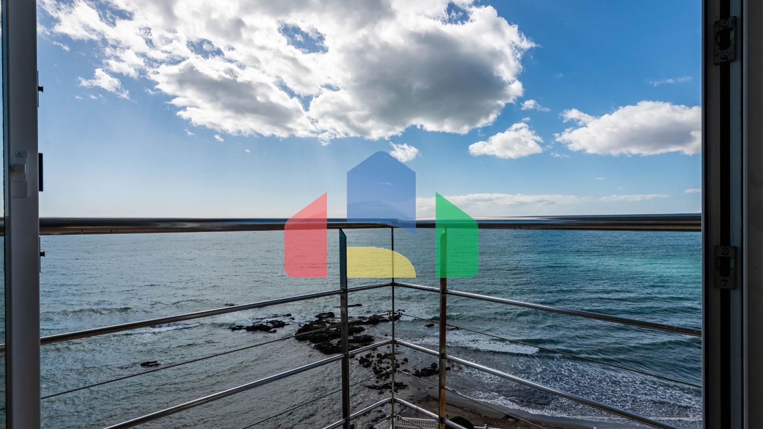 Дуплекс с панорамным видом на море в Бенальмадене