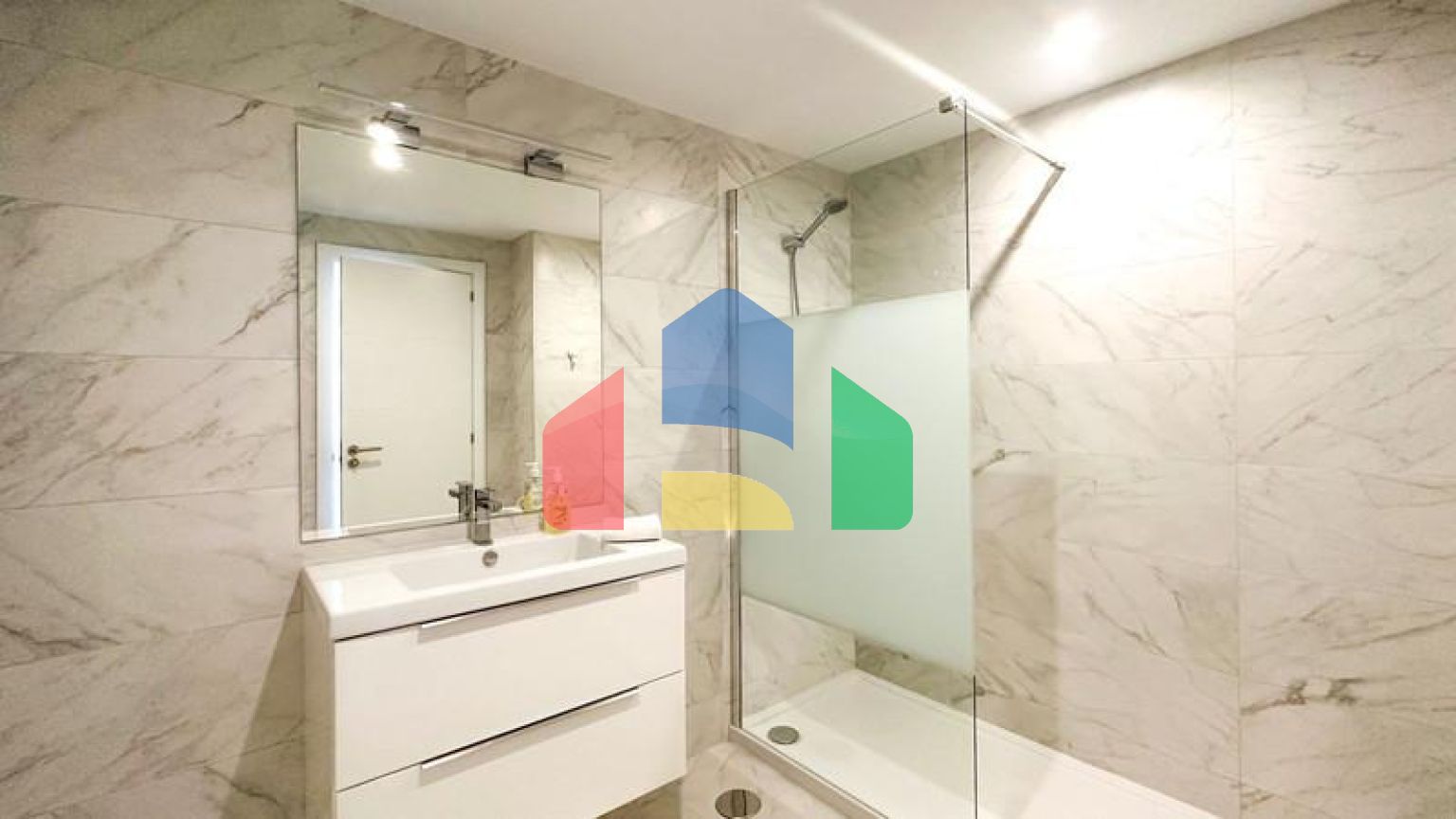 Удивительная, недавно построенная недвижимость в популярном районе с видом на море. Готов к заселению.