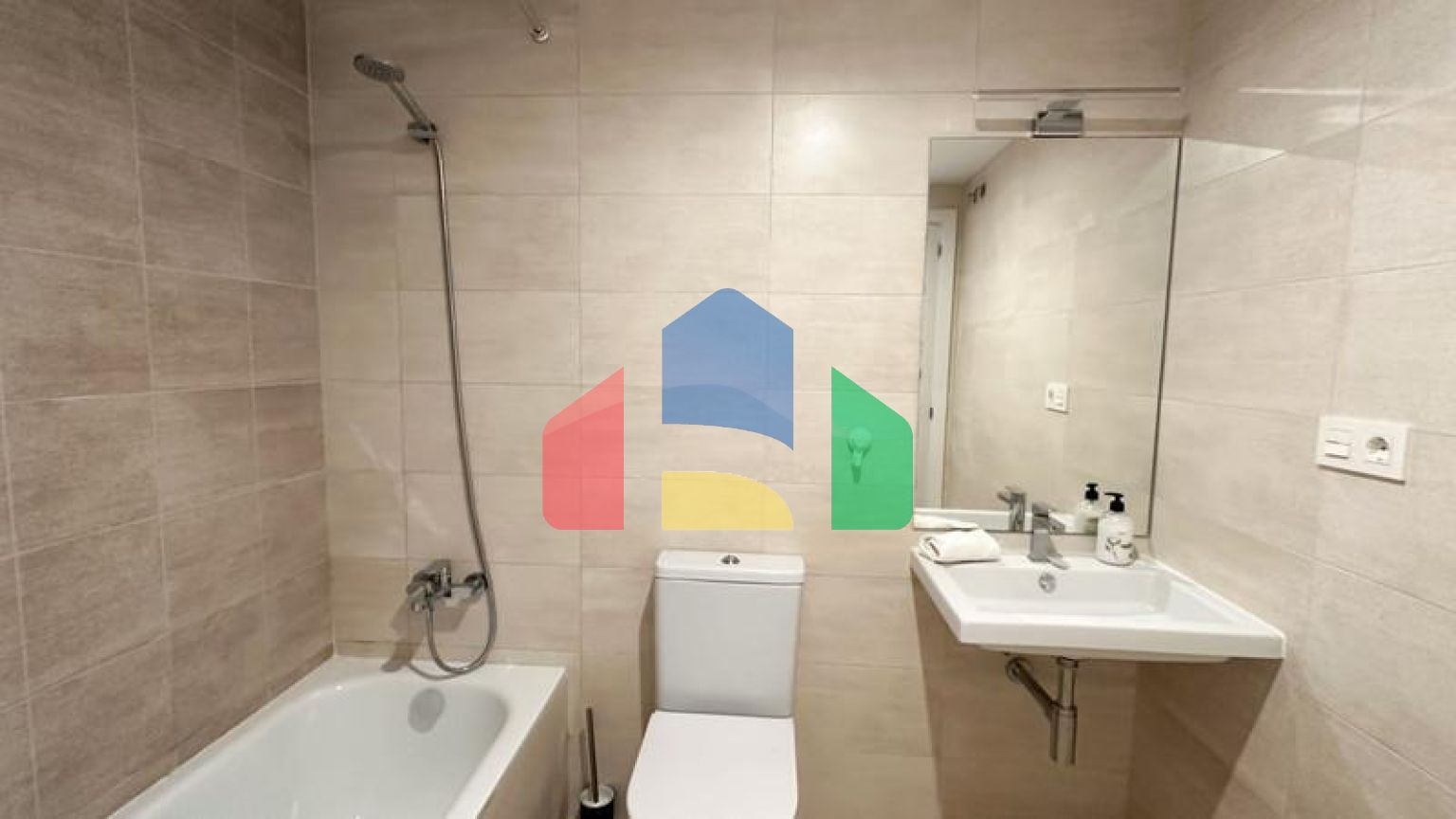 Удивительная, недавно построенная недвижимость в популярном районе с видом на море. Готов к заселению.