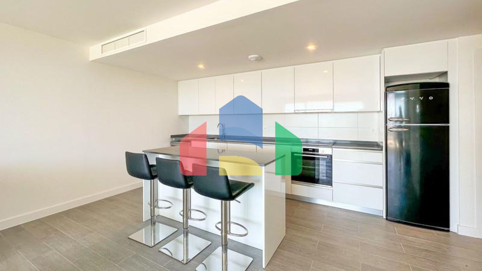 Удивительная, недавно построенная недвижимость в популярном районе с видом на море. Готов к заселению.