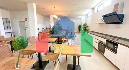 Удивительная, недавно построенная недвижимость в популярном районе с видом на море. Готов к заселению.