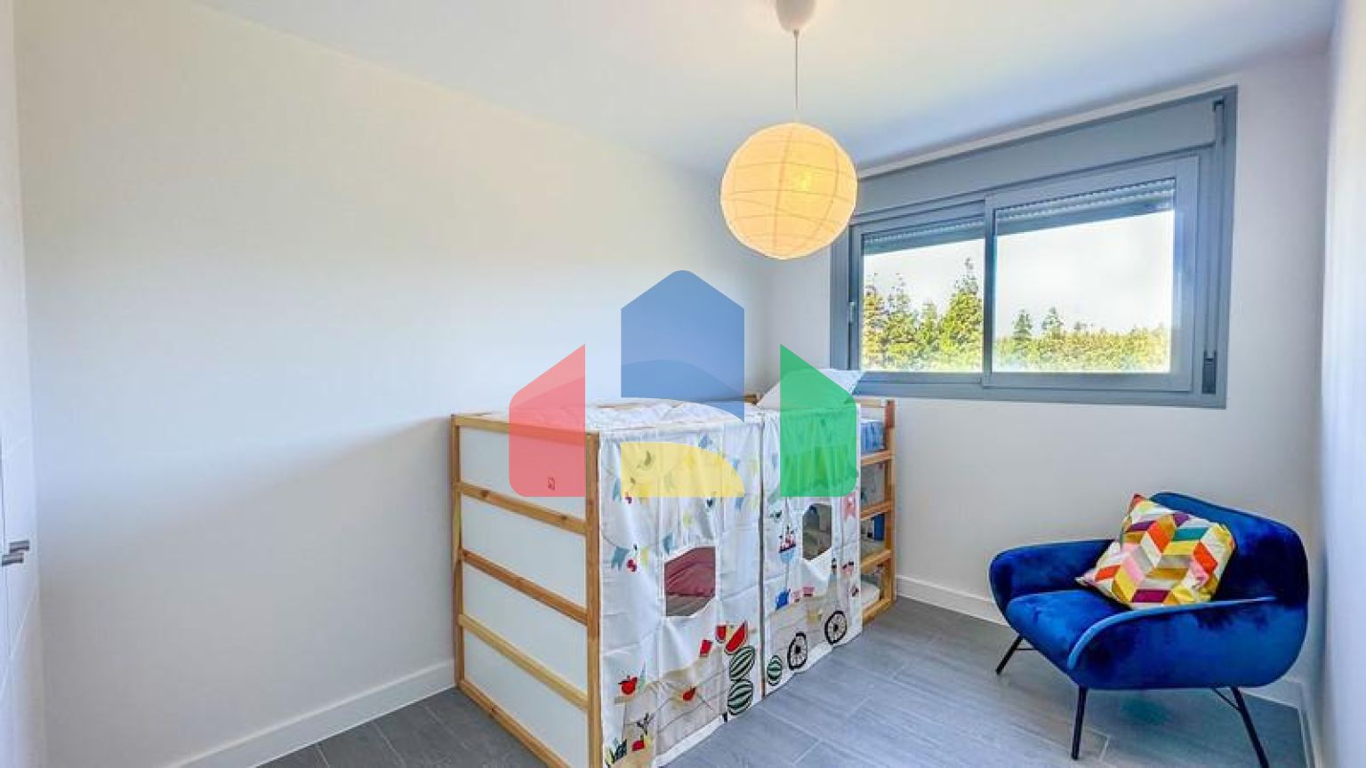 Удивительная, недавно построенная недвижимость в популярном районе с видом на море. Готов к заселению.