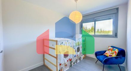 Удивительная, недавно построенная недвижимость в популярном районе с видом на море. Готов к заселению.