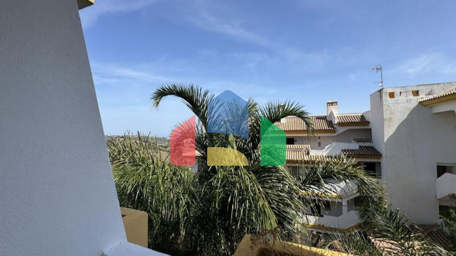 Квартира на среднем этаже на продажу в Михасе.