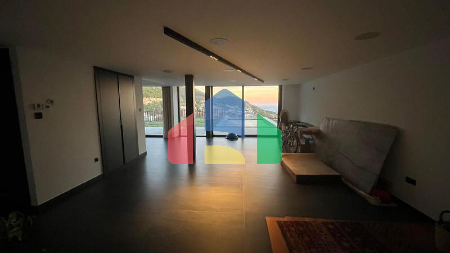 Отдельная вилла на продажу в Михасе.