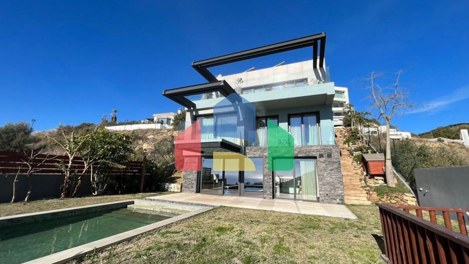 Отдельная вилла на продажу в Михасе.