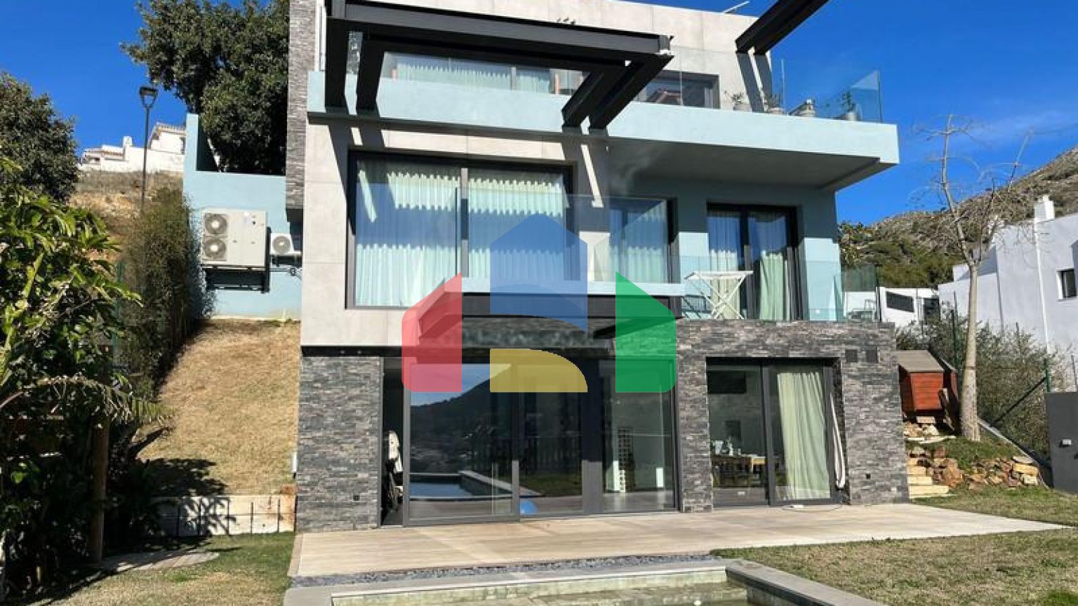 Отдельная вилла на продажу в Михасе.