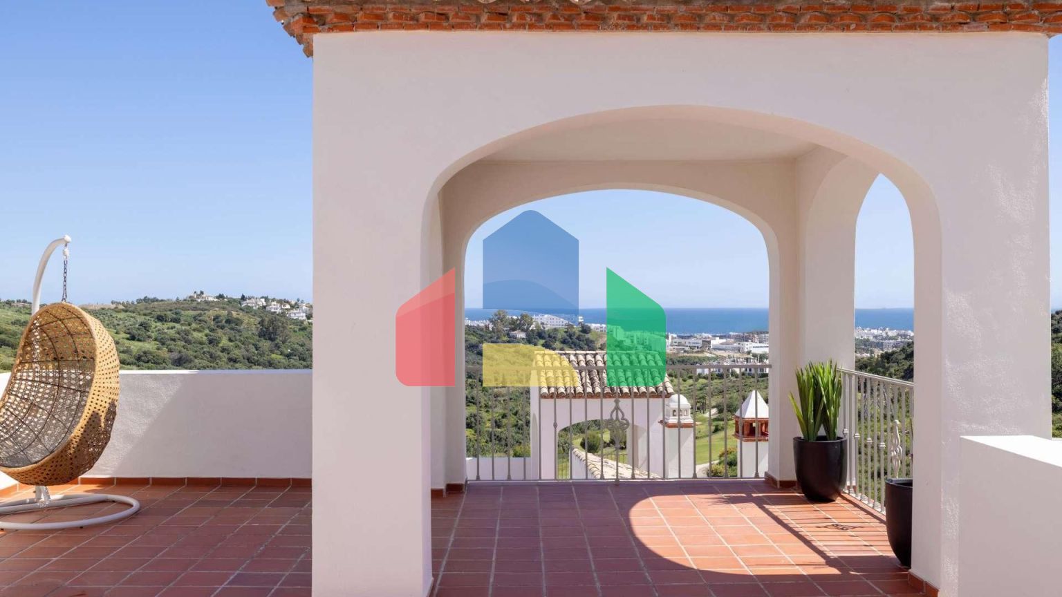 Современные дома в средиземноморском стиле с видом на море и поле для гольфа в Эстепоне