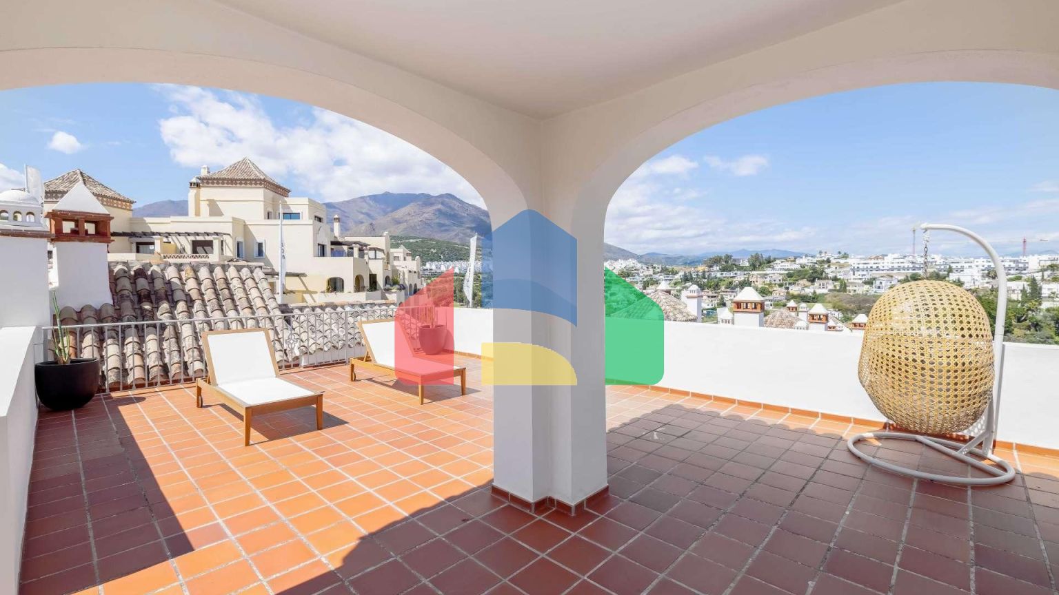 Современные дома в средиземноморском стиле с видом на море и поле для гольфа в Эстепоне