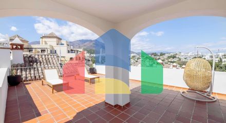 Современные дома в средиземноморском стиле с видом на море и поле для гольфа в Эстепоне Современные дома в средиземноморском стиле с видом на море и поле для гольфа в Эстепоне