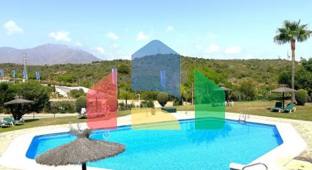 MAGNIFICENT DUPLEX PENTHOUSE WITH SEA VIEWS AND SOLARIUM IN ESTEPONA Located just a 5-minute walk from the beach