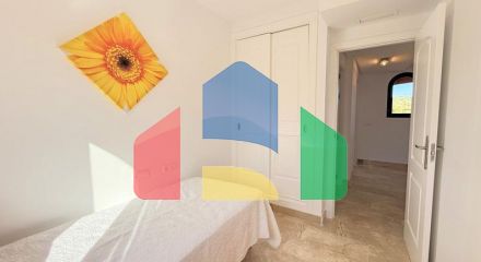 MAGNIFICENT DUPLEX PENTHOUSE WITH SEA VIEWS AND SOLARIUM IN ESTEPONA Located just a 5-minute walk from the beach