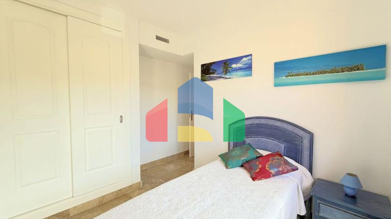 (EN) MAGNIFICENT DUPLEX PENTHOUSE WITH SEA VIEWS AND SOLARIUM IN ESTEPONA Located just a 5-minute walk from the beach