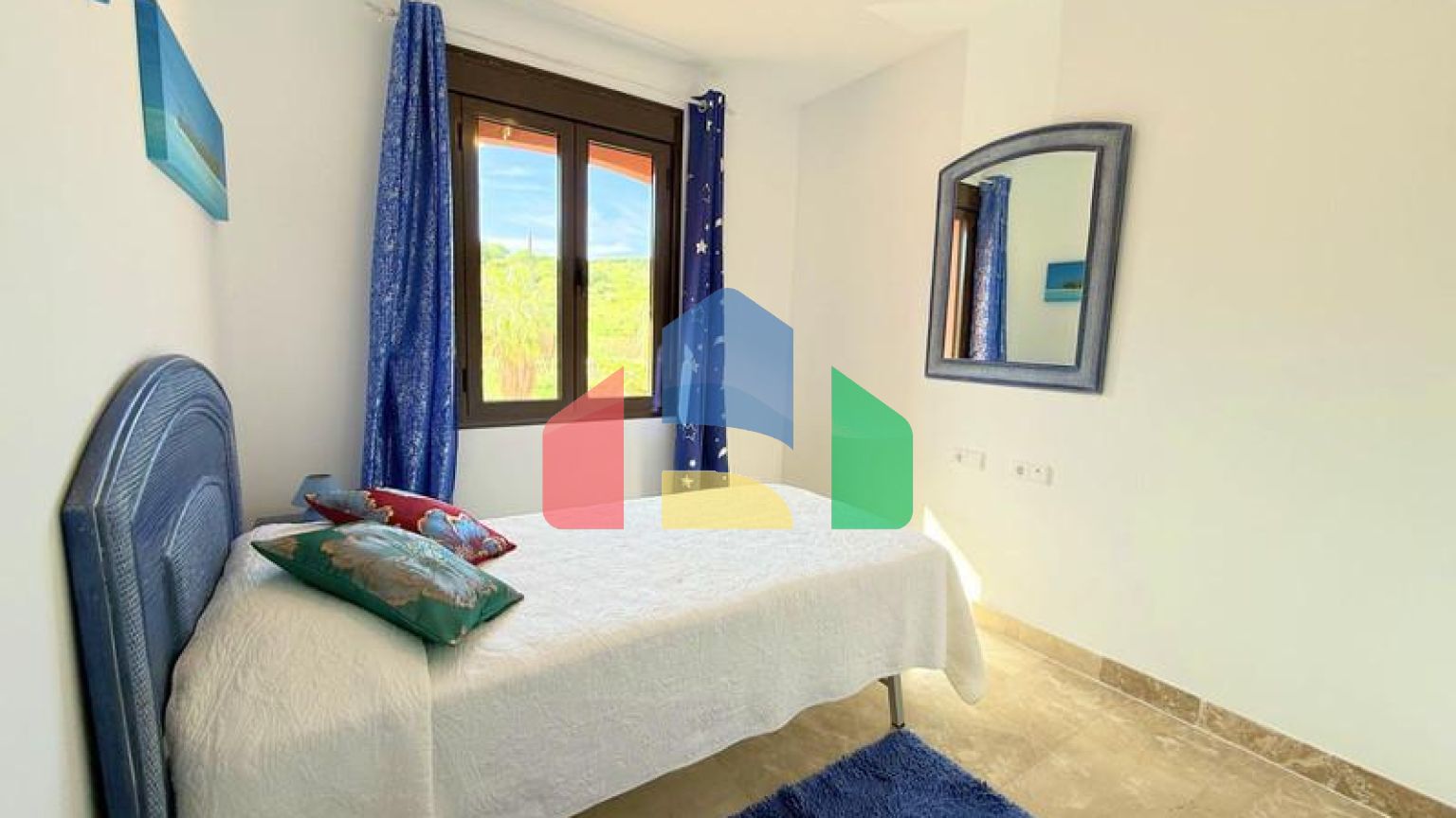 (EN) MAGNIFICENT DUPLEX PENTHOUSE WITH SEA VIEWS AND SOLARIUM IN ESTEPONA Located just a 5-minute walk from the beach