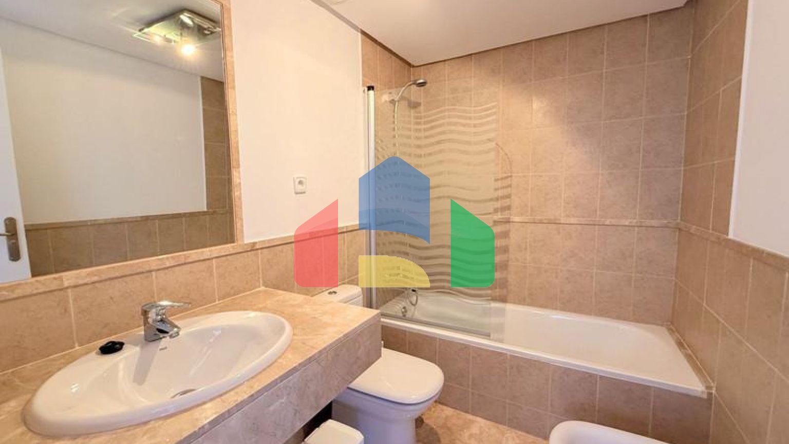 (EN) MAGNIFICENT DUPLEX PENTHOUSE WITH SEA VIEWS AND SOLARIUM IN ESTEPONA Located just a 5-minute walk from the beach