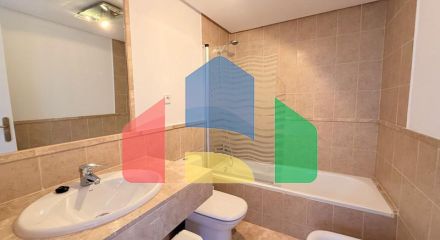 (EN) MAGNIFICENT DUPLEX PENTHOUSE WITH SEA VIEWS AND SOLARIUM IN ESTEPONA Located just a 5-minute walk from the beach