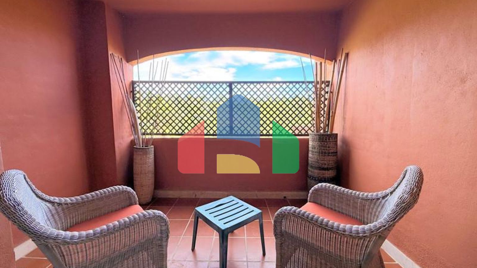 (EN) MAGNIFICENT DUPLEX PENTHOUSE WITH SEA VIEWS AND SOLARIUM IN ESTEPONA Located just a 5-minute walk from the beach