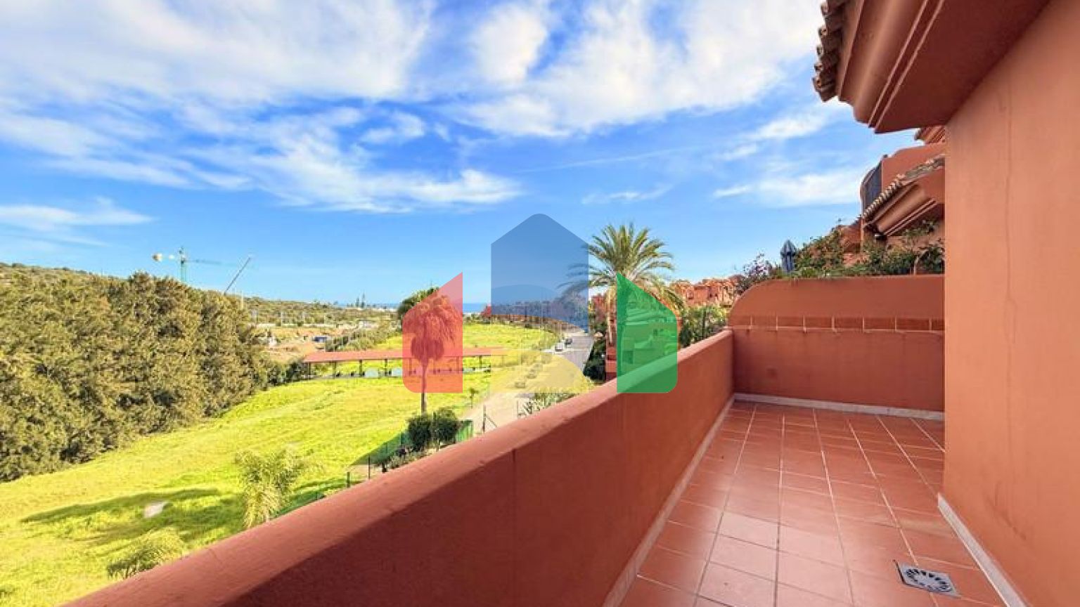 (EN) MAGNIFICENT DUPLEX PENTHOUSE WITH SEA VIEWS AND SOLARIUM IN ESTEPONA Located just a 5-minute walk from the beach