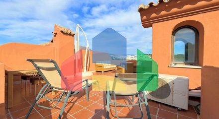 (EN) MAGNIFICENT DUPLEX PENTHOUSE WITH SEA VIEWS AND SOLARIUM IN ESTEPONA Located just a 5-minute walk from the beach