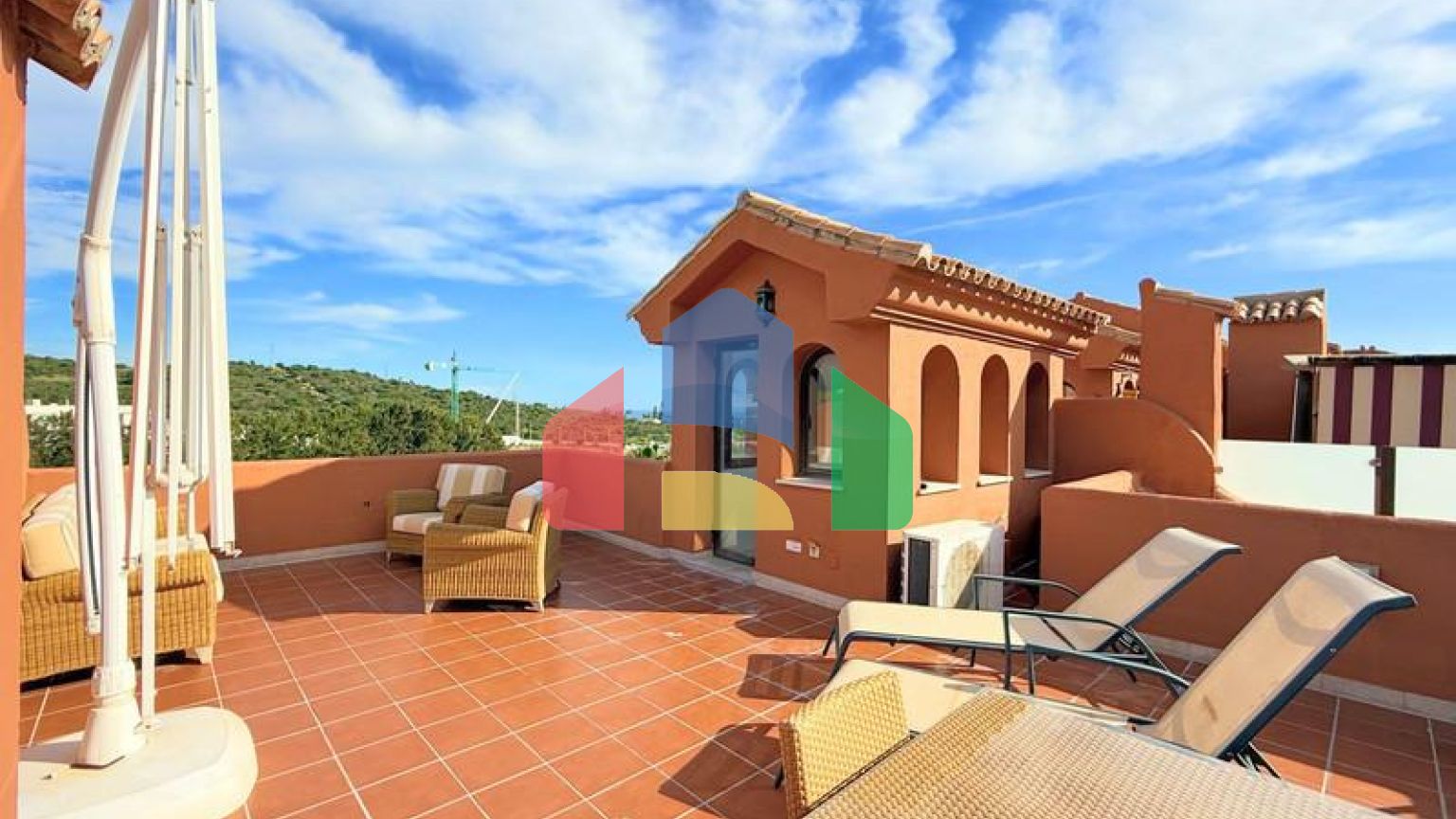 (EN) MAGNIFICENT DUPLEX PENTHOUSE WITH SEA VIEWS AND SOLARIUM IN ESTEPONA Located just a 5-minute walk from the beach