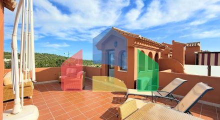 (EN) MAGNIFICENT DUPLEX PENTHOUSE WITH SEA VIEWS AND SOLARIUM IN ESTEPONA Located just a 5-minute walk from the beach