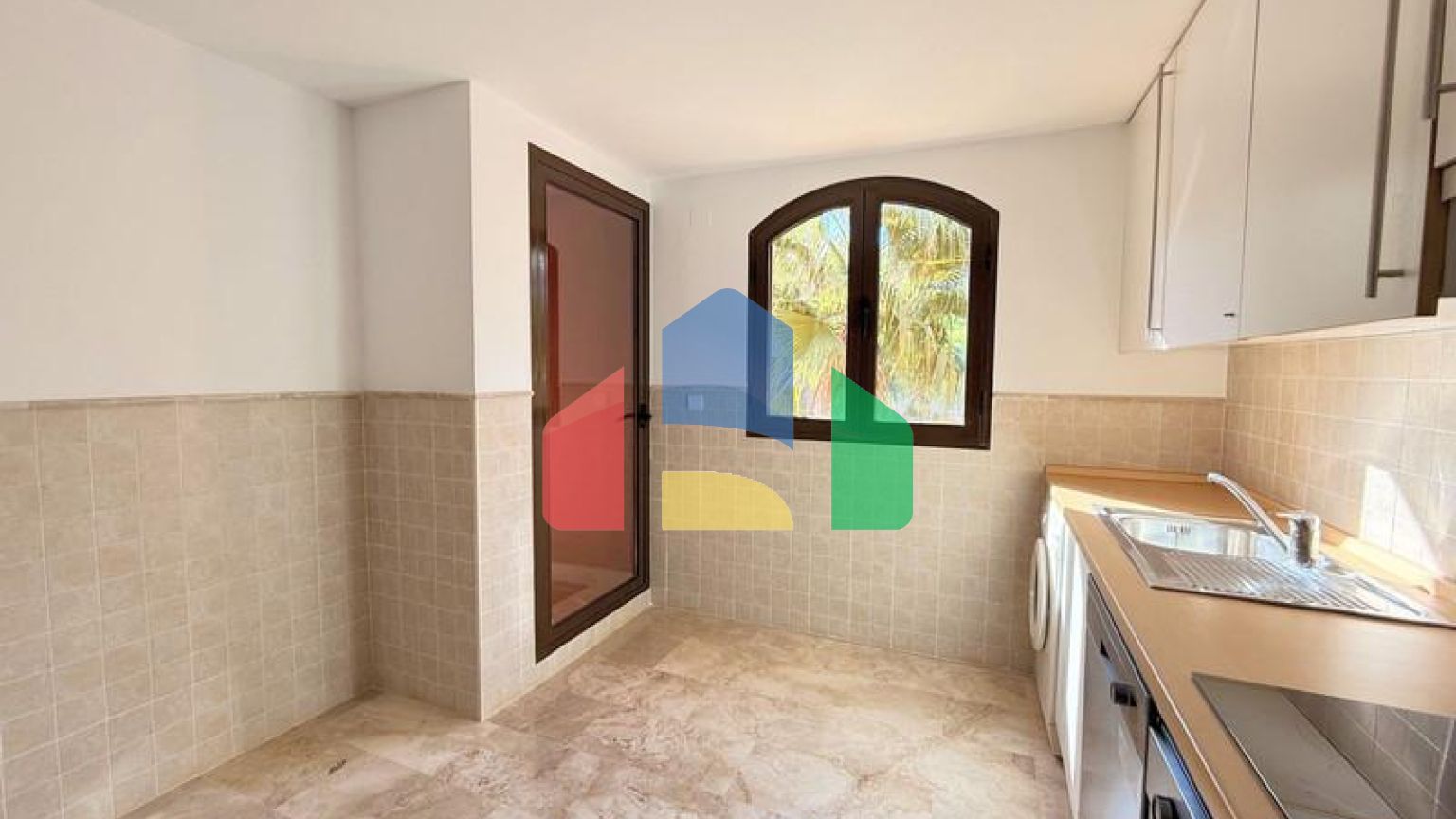 (EN) MAGNIFICENT DUPLEX PENTHOUSE WITH SEA VIEWS AND SOLARIUM IN ESTEPONA Located just a 5-minute walk from the beach