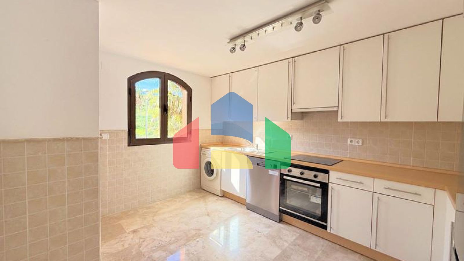 (EN) MAGNIFICENT DUPLEX PENTHOUSE WITH SEA VIEWS AND SOLARIUM IN ESTEPONA Located just a 5-minute walk from the beach