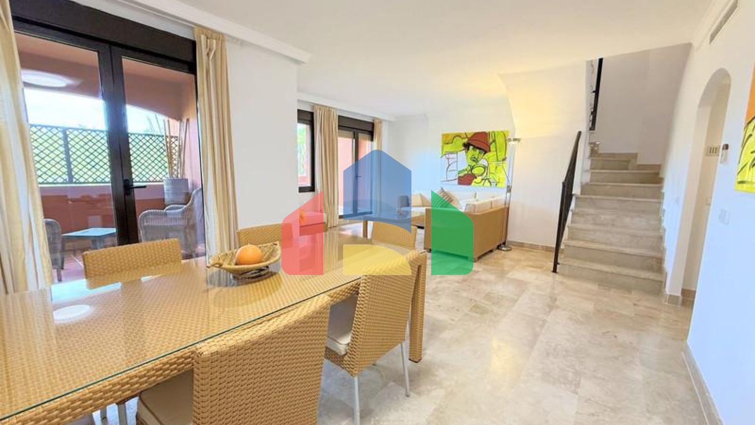 (EN) MAGNIFICENT DUPLEX PENTHOUSE WITH SEA VIEWS AND SOLARIUM IN ESTEPONA Located just a 5-minute walk from the beach