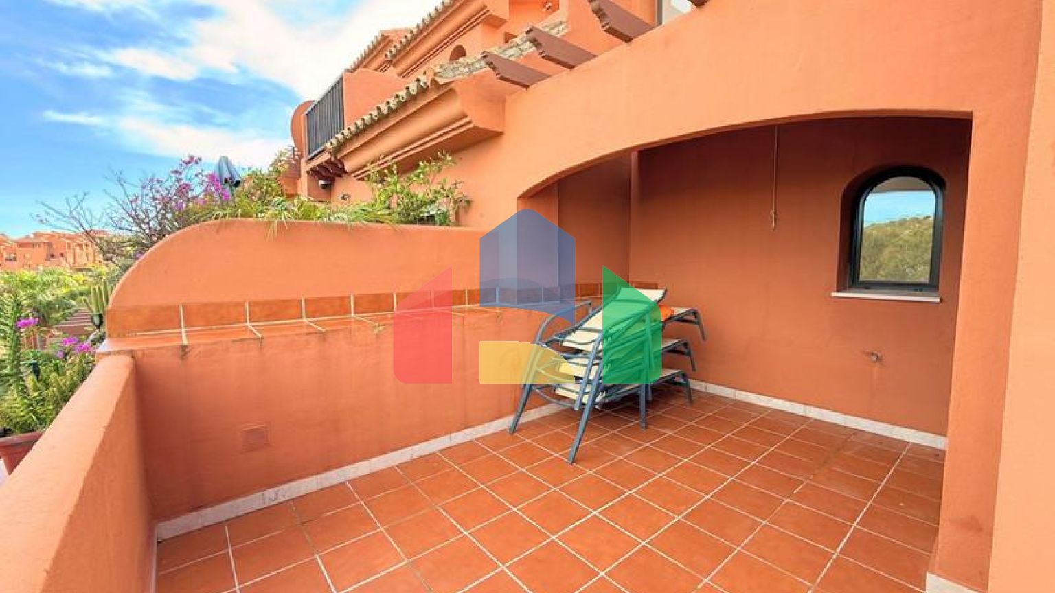 (EN) MAGNIFICENT DUPLEX PENTHOUSE WITH SEA VIEWS AND SOLARIUM IN ESTEPONA Located just a 5-minute walk from the beach