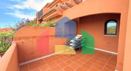 (EN) MAGNIFICENT DUPLEX PENTHOUSE WITH SEA VIEWS AND SOLARIUM IN ESTEPONA Located just a 5-minute walk from the beach