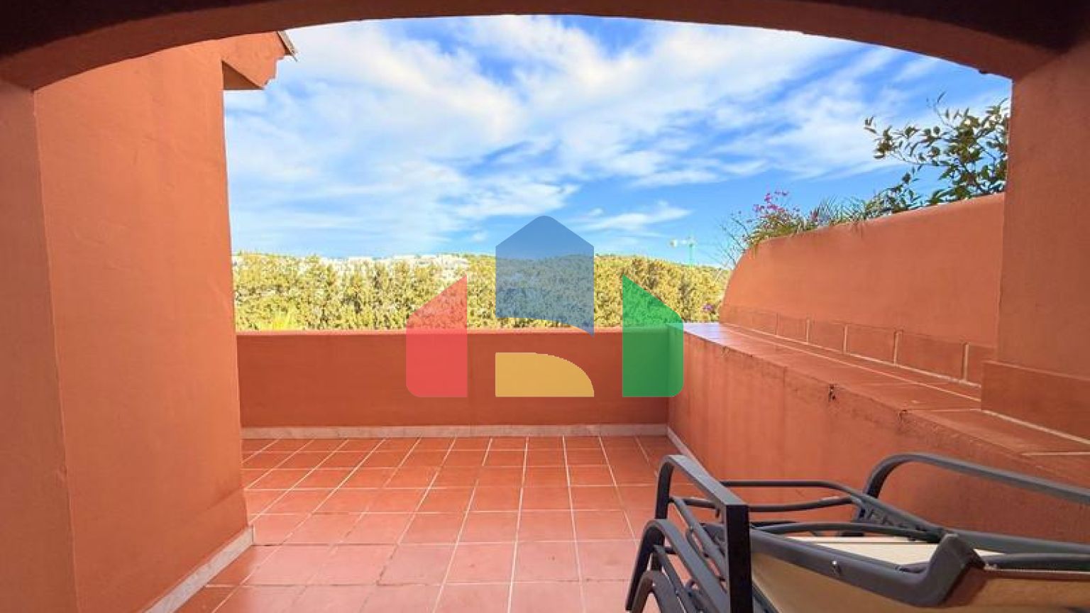 (EN) MAGNIFICENT DUPLEX PENTHOUSE WITH SEA VIEWS AND SOLARIUM IN ESTEPONA Located just a 5-minute walk from the beach