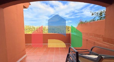 (EN) MAGNIFICENT DUPLEX PENTHOUSE WITH SEA VIEWS AND SOLARIUM IN ESTEPONA Located just a 5-minute walk from the beach