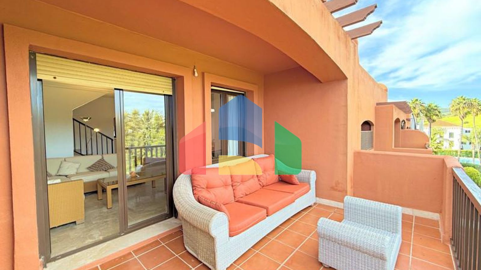 (EN) MAGNIFICENT DUPLEX PENTHOUSE WITH SEA VIEWS AND SOLARIUM IN ESTEPONA Located just a 5-minute walk from the beach