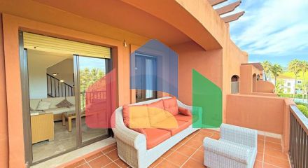 (EN) MAGNIFICENT DUPLEX PENTHOUSE WITH SEA VIEWS AND SOLARIUM IN ESTEPONA Located just a 5-minute walk from the beach
