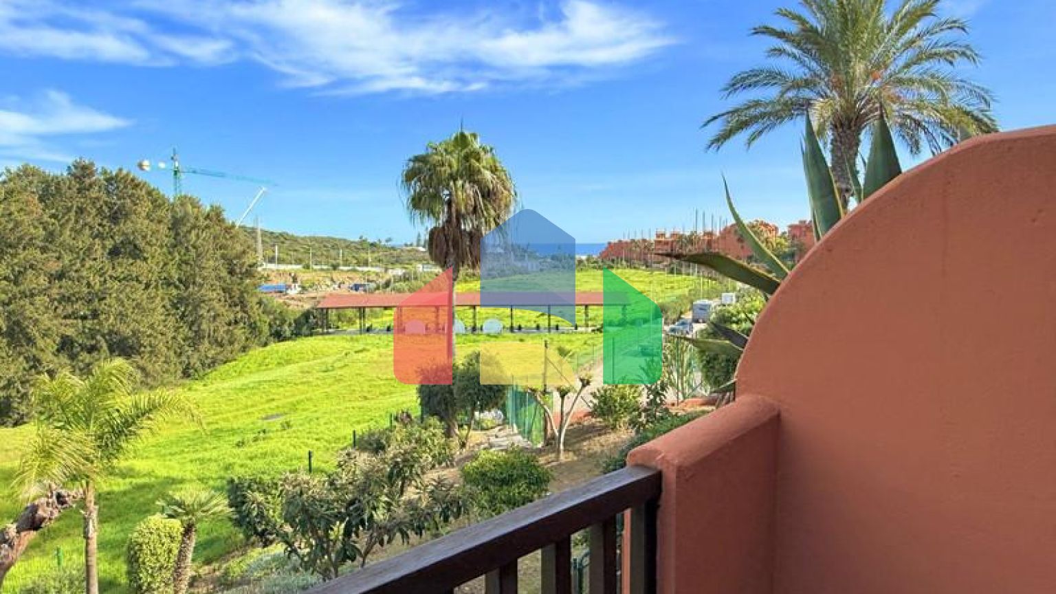 (EN) MAGNIFICENT DUPLEX PENTHOUSE WITH SEA VIEWS AND SOLARIUM IN ESTEPONA Located just a 5-minute walk from the beach